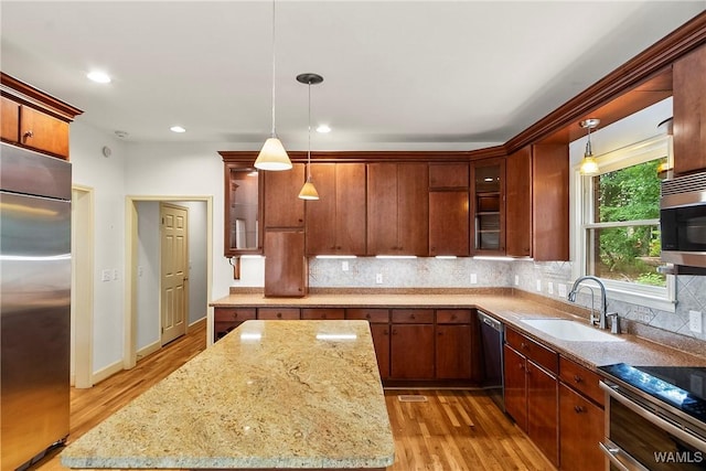 6803 Emerald Ln, Tuscaloosa, AL 35406 - kitchen featuring appliances with stainless steel finishes, a sink, light wood-style floors, tasteful backsplash, and recessed lighting