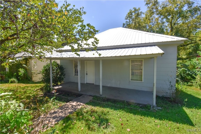 view of front of property with a front yard and a patio