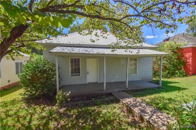 view of front of home featuring a patio area and a front lawn