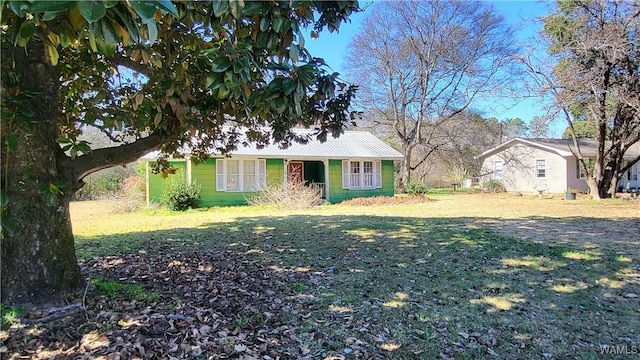 view of front facade with a front yard