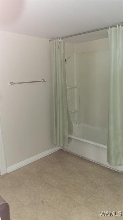 bathroom with shower / tub combo