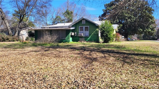 view of front facade with a front yard