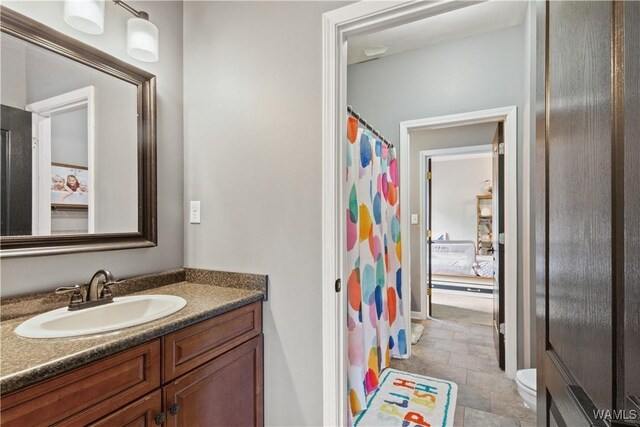 full bath featuring vanity, toilet, and a shower with shower curtain