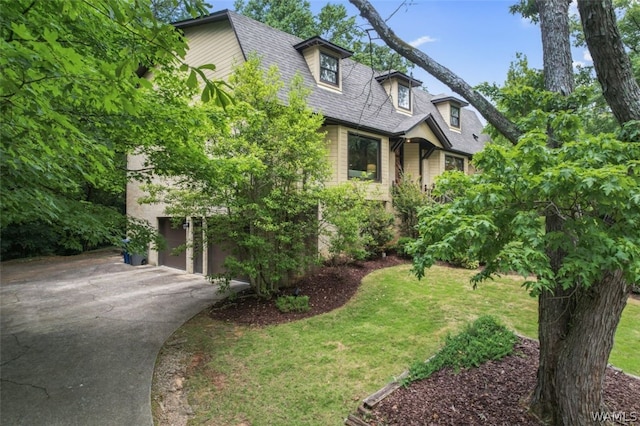 view of front of property featuring a front lawn and a garage