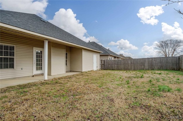 view of yard featuring a patio area