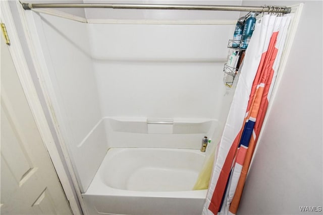 bathroom featuring shower / tub combo