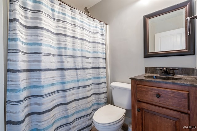 bathroom featuring a shower with curtain, vanity, and toilet