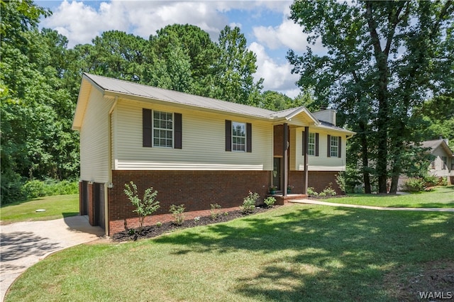 split foyer home with a front yard