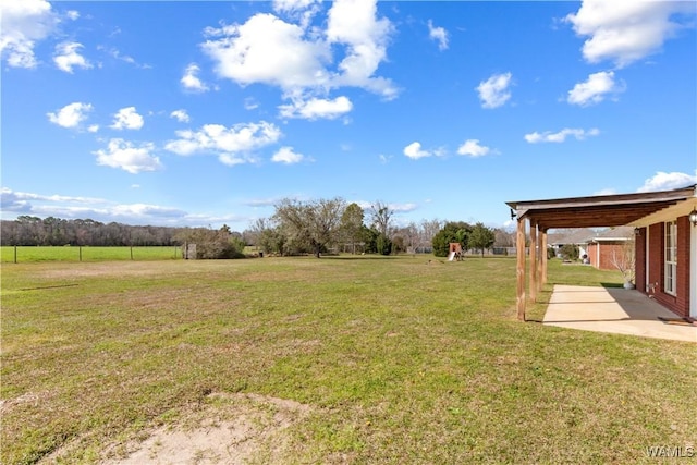 view of yard featuring a rural view