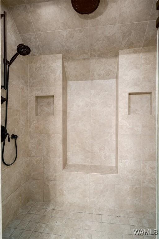 bathroom featuring a tile shower