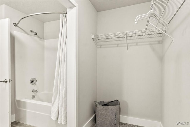 680 6th Ave NE Unit 3310, Tuscaloosa, AL 35404 - full bath featuring baseboards, shower / tub combo, and a walk in closet