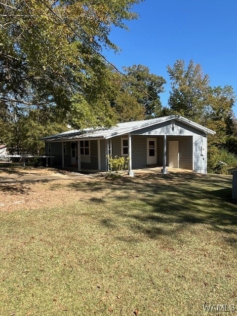 back of house featuring a lawn