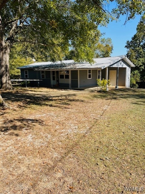 view of front of house featuring a front lawn