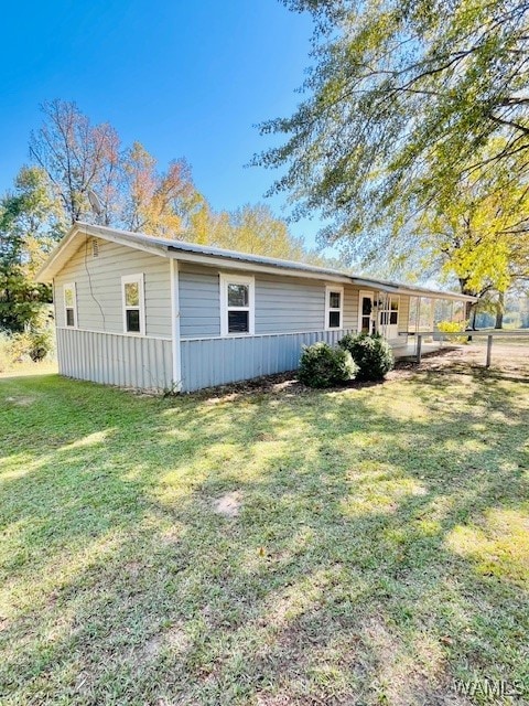 view of front of house featuring a front lawn