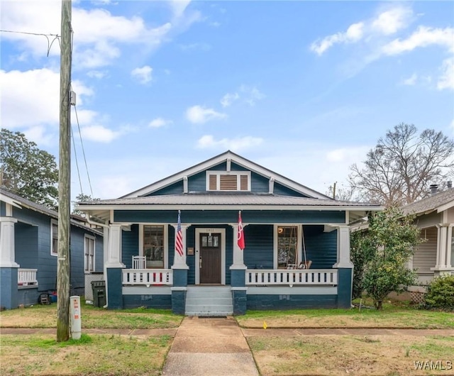 view of front of house featuring a porch and a front yard