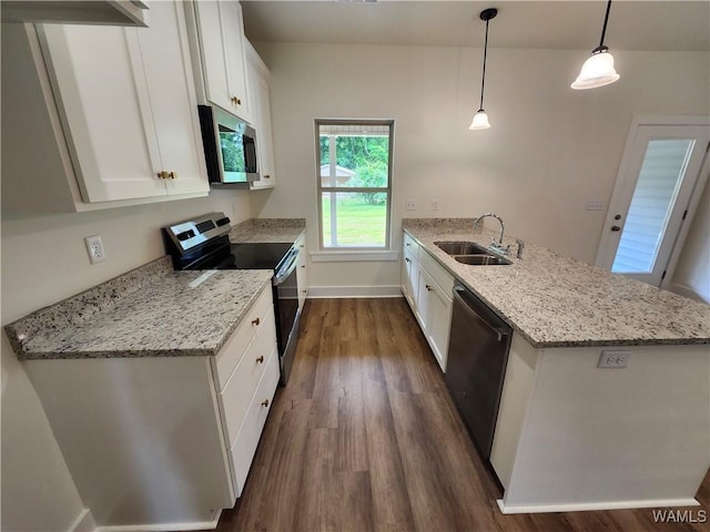 195 Lecroy Cir, Brent, AL 35034 - kitchen featuring stainless steel appliances, a sink, a peninsula, dark wood finished floors, and white cabinetry