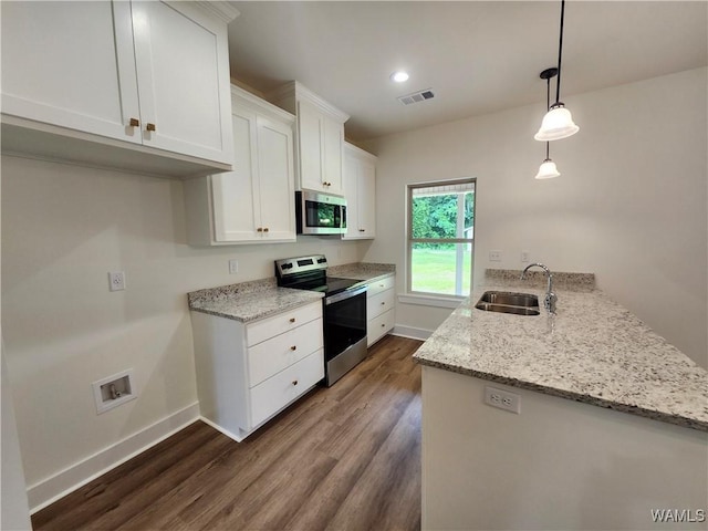 195 Lecroy Cir, Brent, AL 35034 - kitchen featuring stainless steel appliances, a sink, dark wood-style flooring, white cabinets, and a peninsula