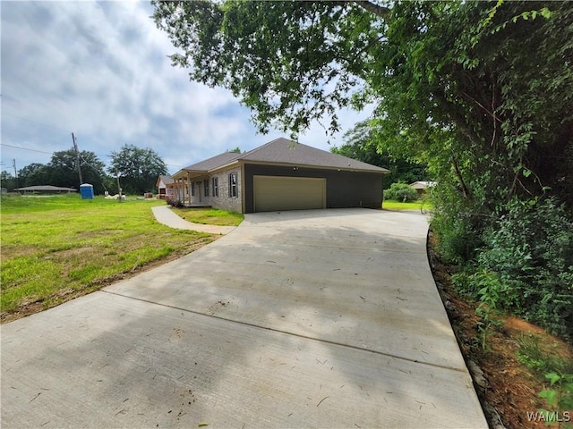 195 Lecroy Cir, Brent, AL 35034 - single story home featuring concrete driveway, an attached garage, and a front yard