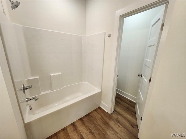 195 Lecroy Cir, Brent, AL 35034 - bathroom featuring wood finished floors, shower / bath combination, and baseboards