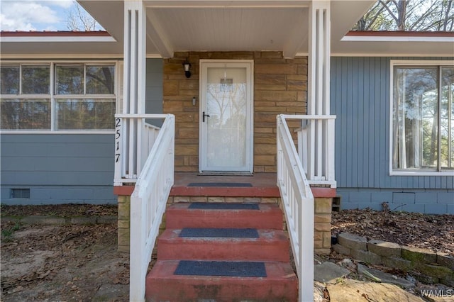 property entrance with crawl space