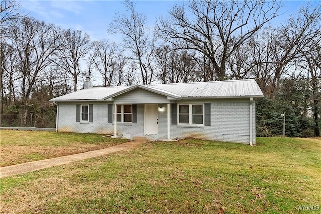 ranch-style house featuring a front yard