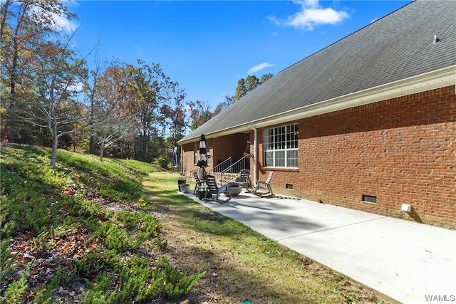 view of yard with a patio area