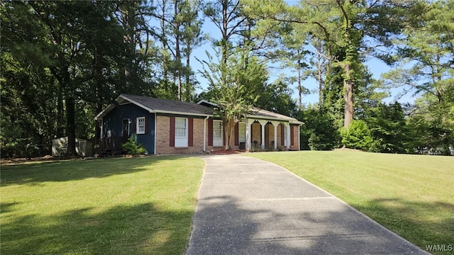 view of front of home featuring a front yard