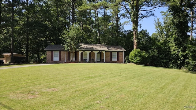 ranch-style house featuring a front yard