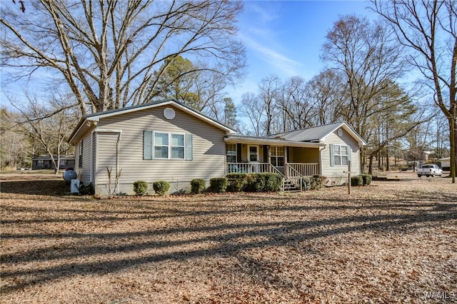 ranch-style home with a porch