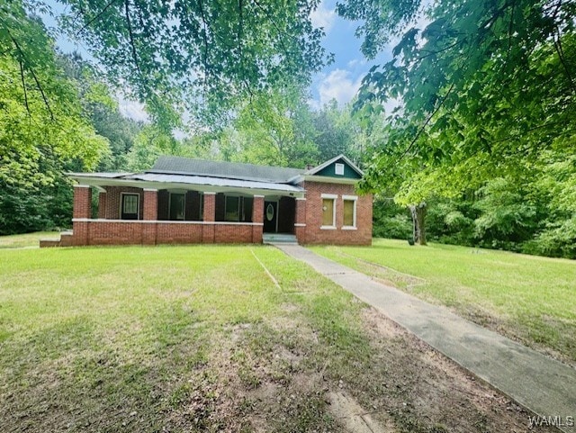 ranch-style home featuring a front lawn and brick siding