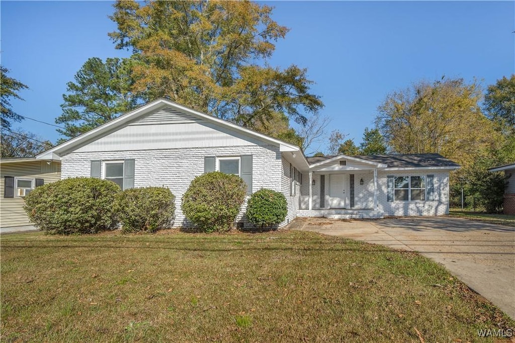 single story home with a front yard