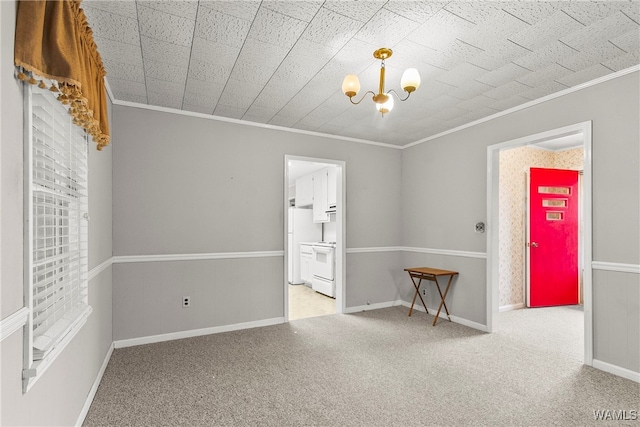 empty room featuring carpet flooring, ornamental molding, and a notable chandelier