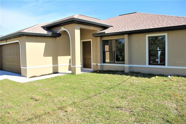 view of front facade featuring a front yard and a garage