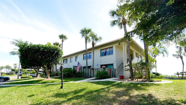 view of front facade featuring a front yard