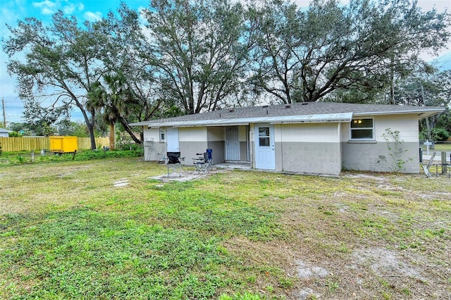 back of house featuring a lawn