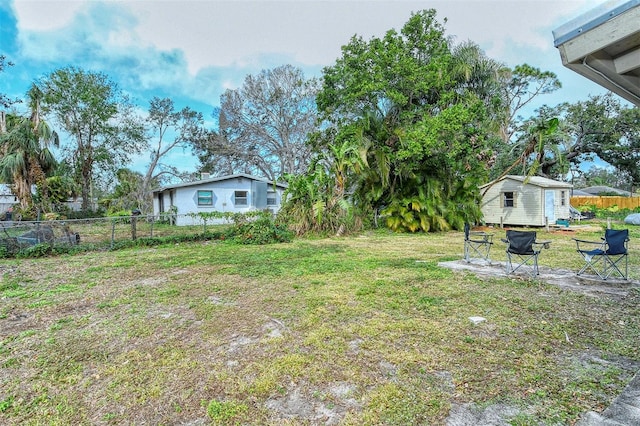 view of yard with a shed