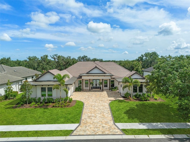 view of front of property featuring a front lawn