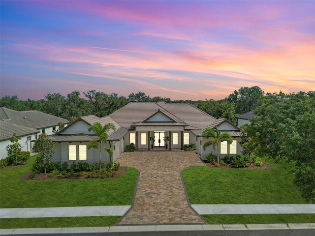 view of front of house featuring a lawn