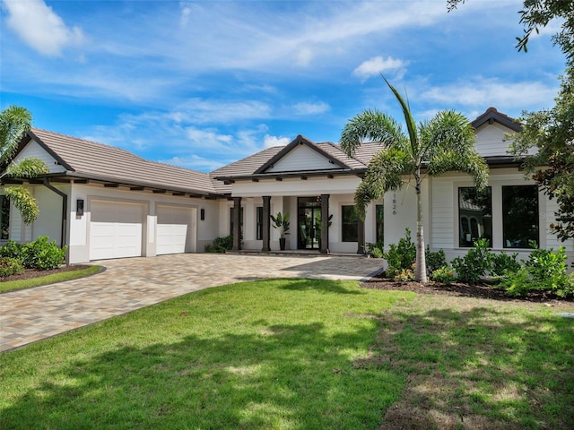 view of front facade featuring a garage and a front yard