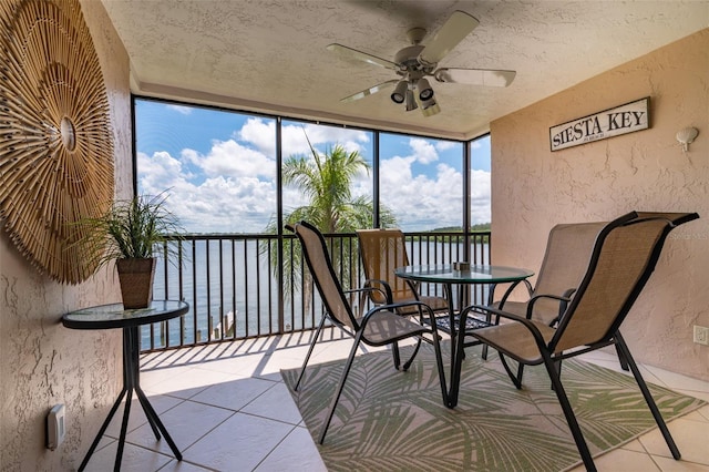 sunroom with ceiling fan