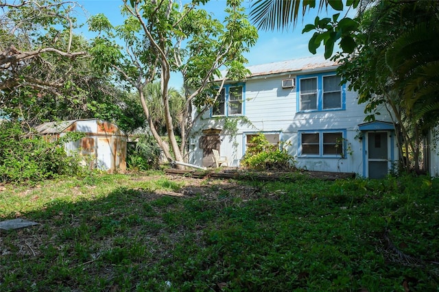 view of yard featuring a storage shed