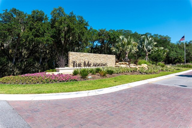 community sign with a lawn