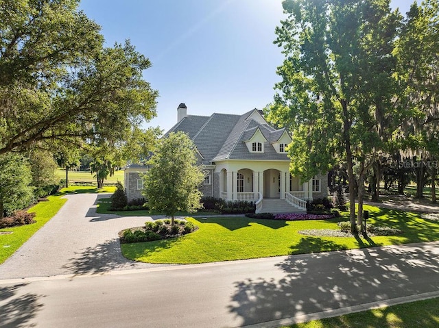 view of front of property featuring a porch and a front lawn