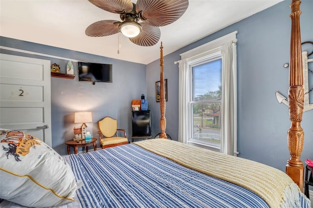 bedroom with ceiling fan