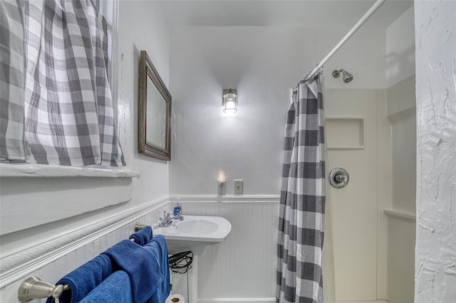 bathroom with curtained shower