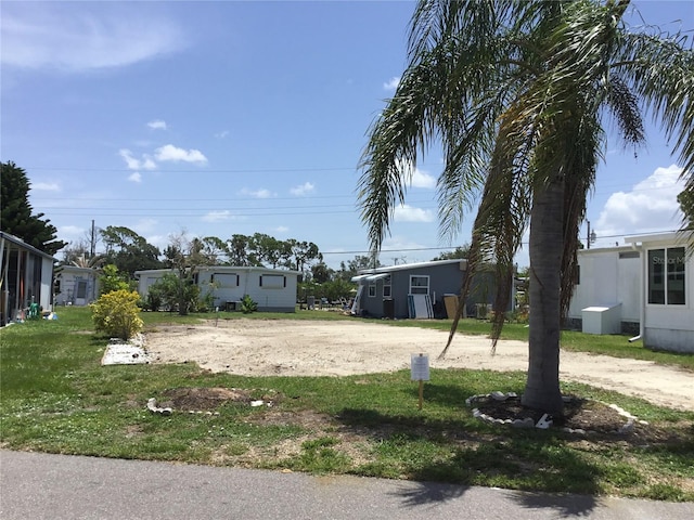 Listing photo 2 for 217 Wolverine Ave, North Port FL 34287