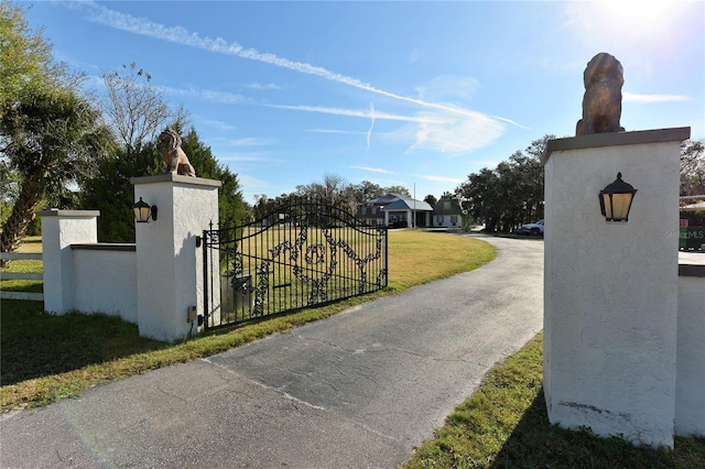 view of gate featuring a lawn