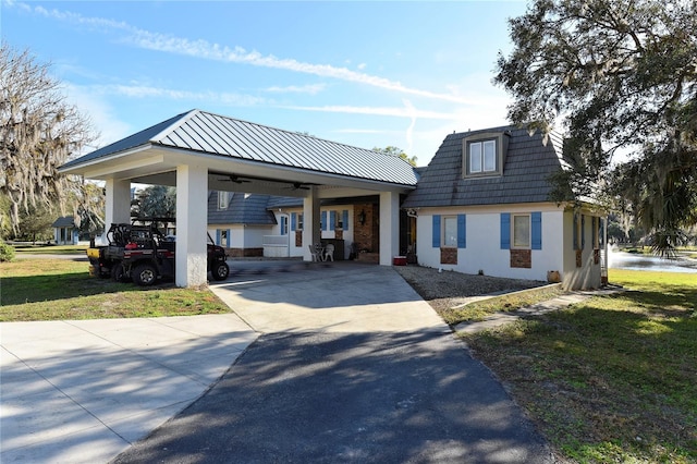 view of front of home featuring a front lawn, ceiling fan, and a carport