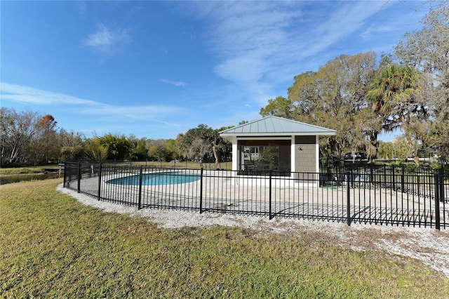 view of swimming pool featuring a lawn