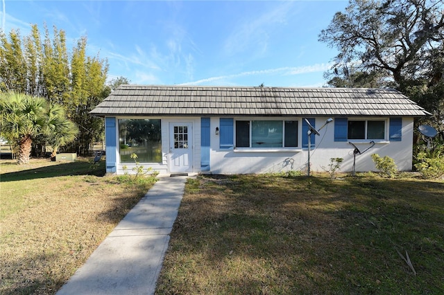 ranch-style home with a front lawn